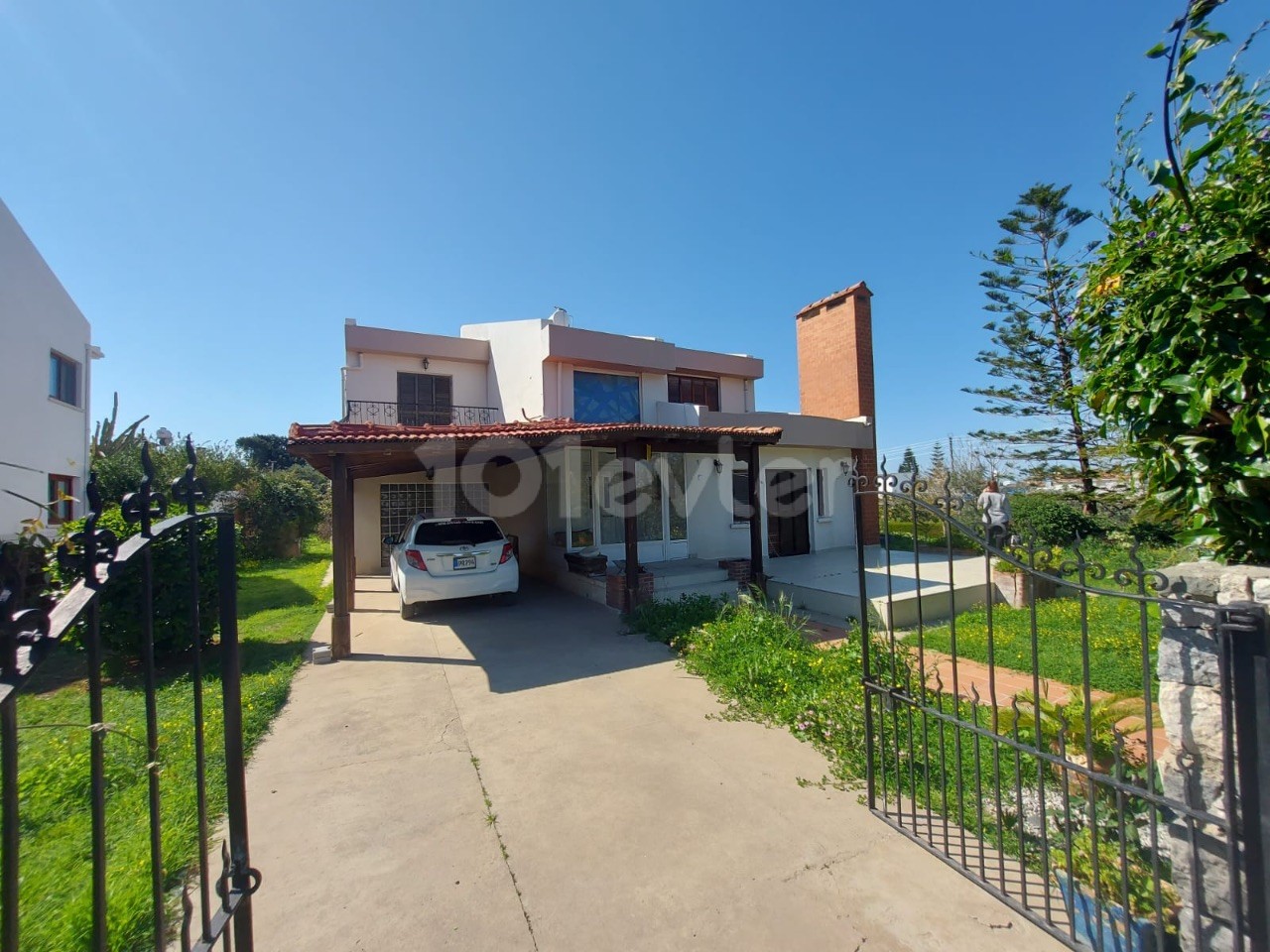 4+1 commercial villa for rent with pool on two acres of land on Karaoğlanoğlu Girne American University street