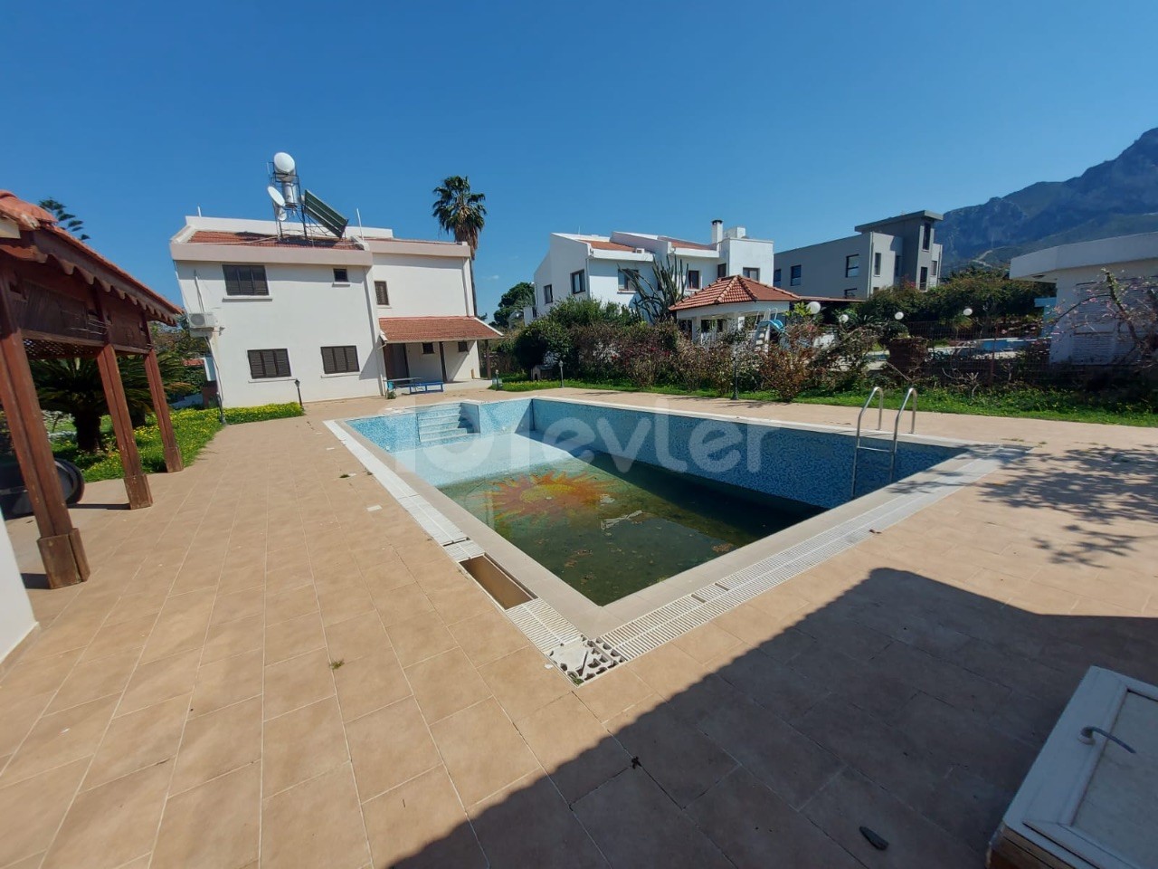 4+1 commercial villa for rent with pool on two acres of land on Karaoğlanoğlu Girne American University street