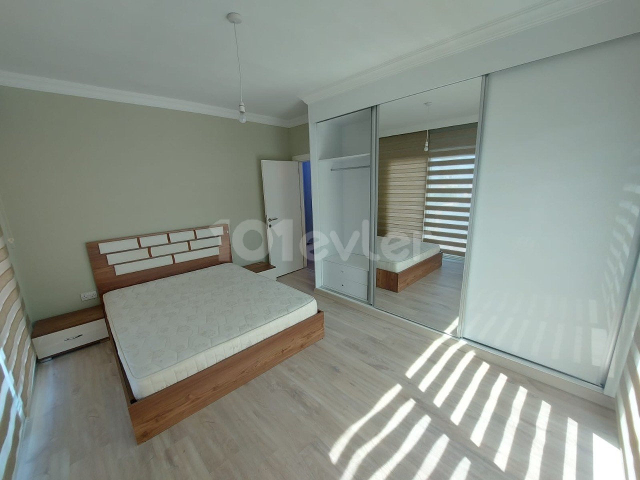 Girne merkezde sulu Çember yanı asansörlü binada  3 + 1 lüks mimarili ebeveyn banyolu kiralık daire