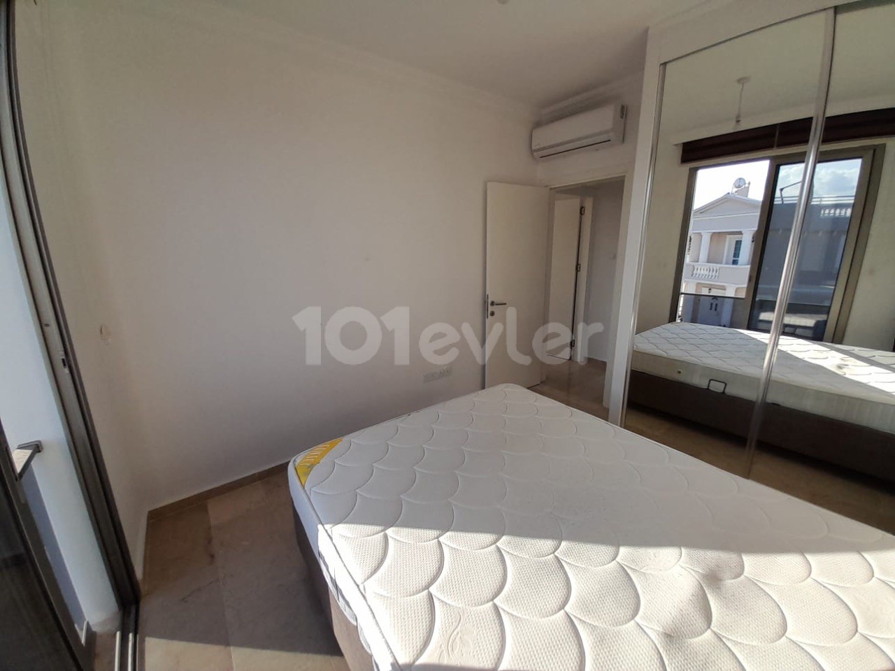 Möblierte 2+1-Wohnung zur Miete in einem Komplex mit Gemeinschaftspool neben dem Chamada-Hotel in Çatalköy