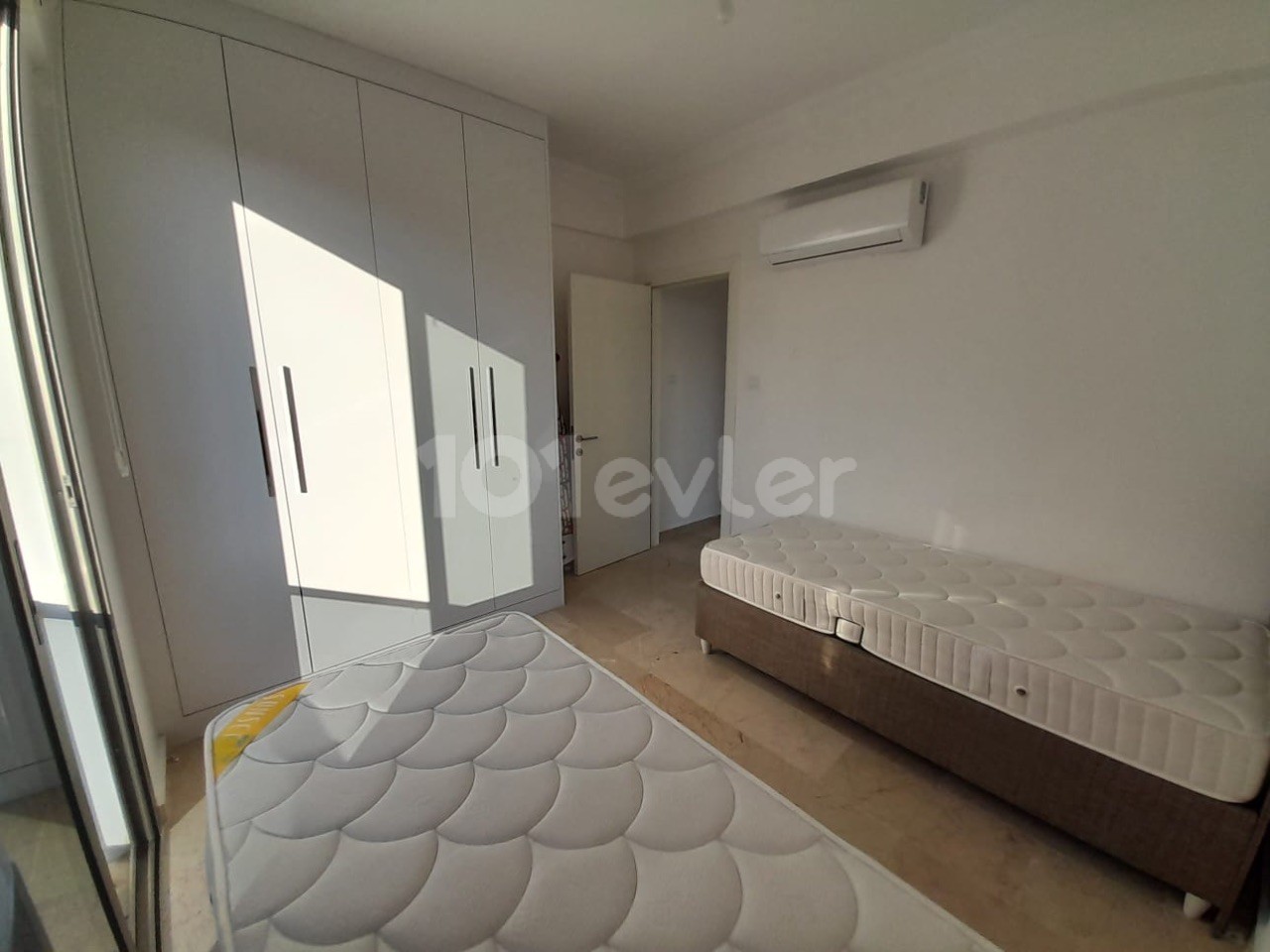 Möblierte 2+1-Wohnung zur Miete in einem Komplex mit Gemeinschaftspool neben dem Chamada-Hotel in Çatalköy