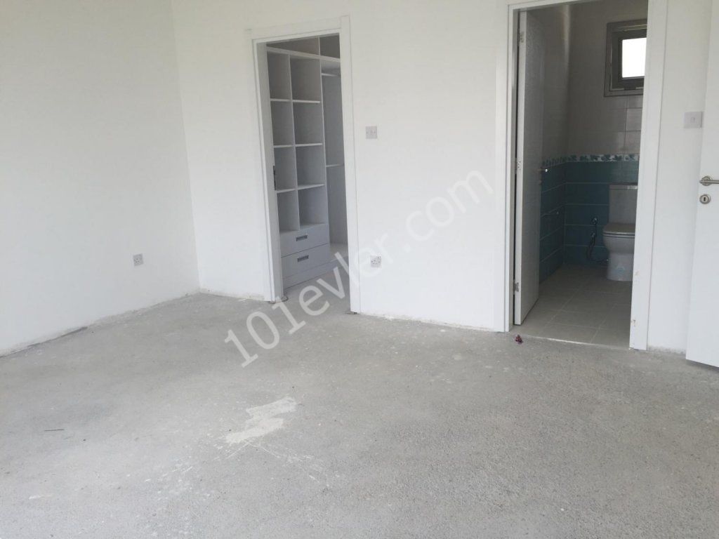 Girne Çatalköy denize yürüyüş mesafesinde sıfır eşyasız 4+1 villa  