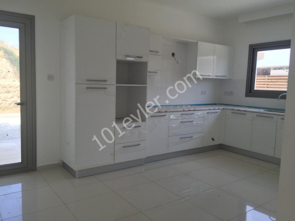 Girne Çatalköy denize yürüyüş mesafesinde sıfır eşyasız 4+1 villa  