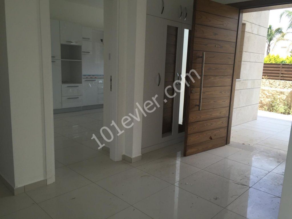 Girne Çatalköy denize yürüyüş mesafesinde sıfır eşyasız 4+1 villa  