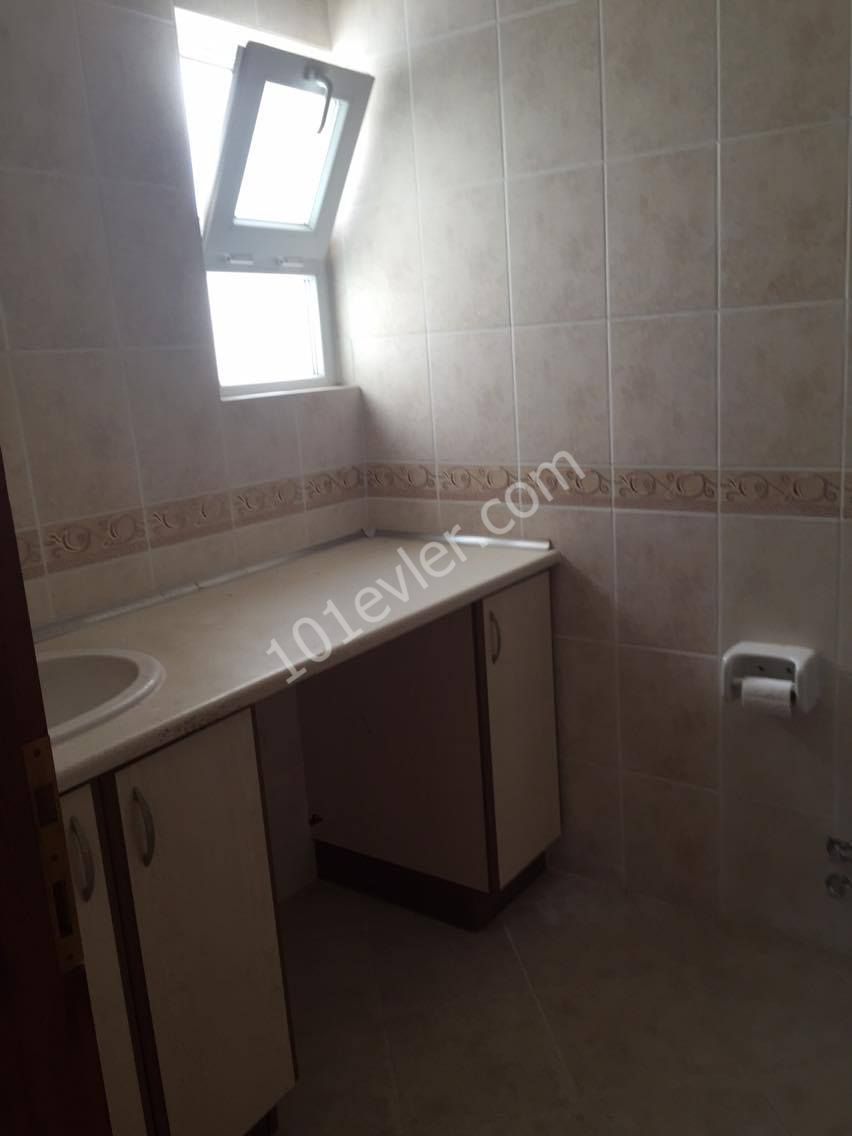 3 bedroom flat for sale in Kyrenia city center walking distance to all shops and faciletes 