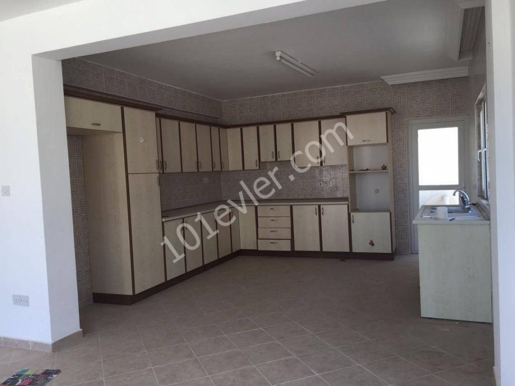 3 bedroom flat for sale in Kyrenia city center walking distance to all shops and faciletes 