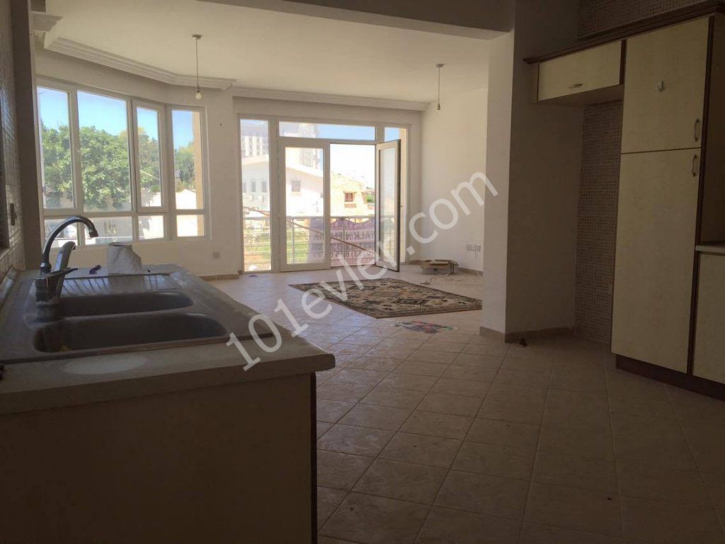 3 bedroom flat for sale in Kyrenia city center walking distance to all shops and faciletes 