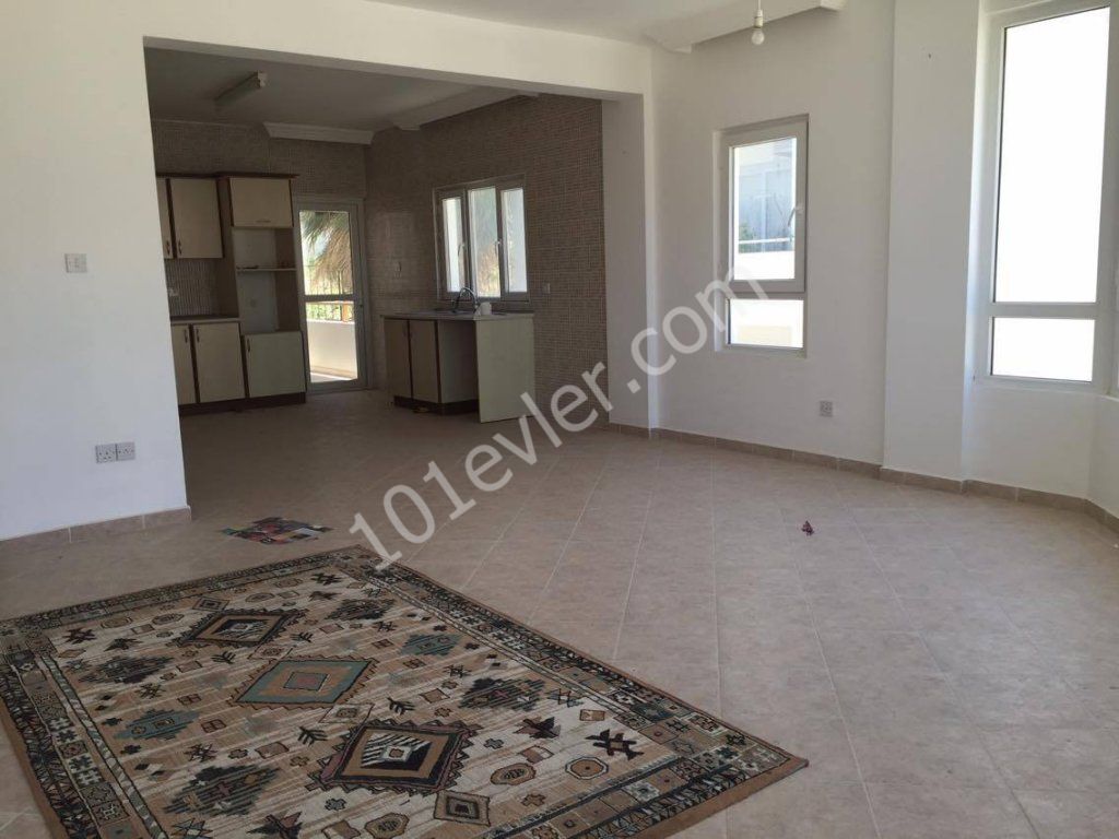 3 bedroom flat for sale in Kyrenia city center walking distance to all shops and faciletes 