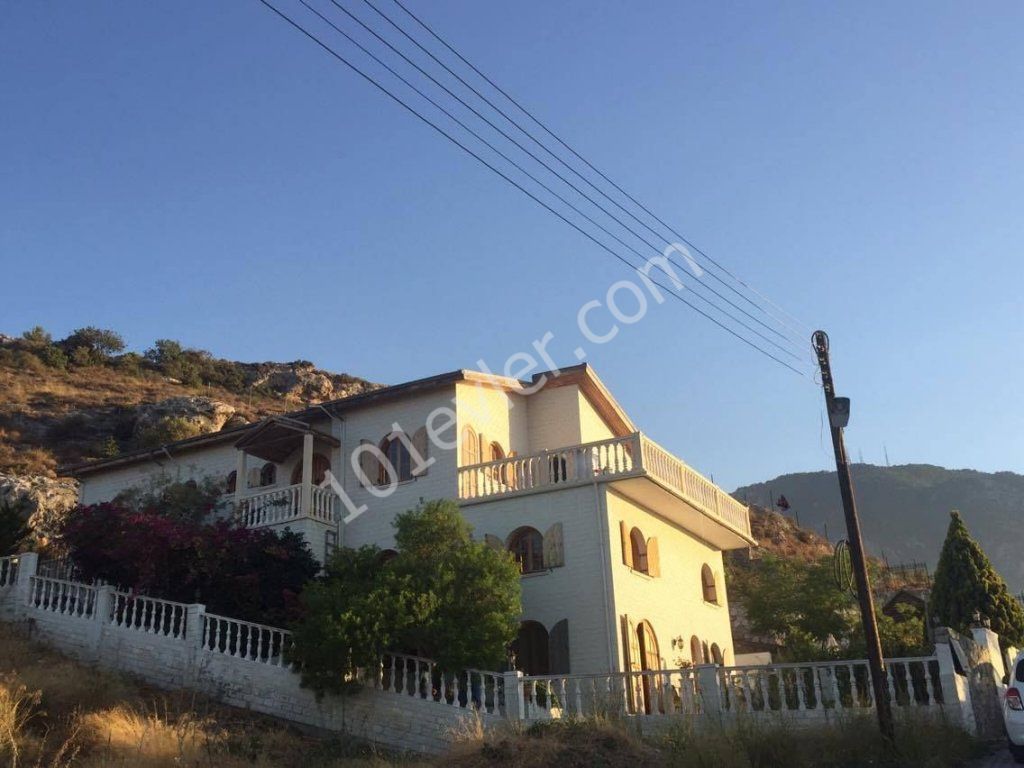 Amazing 5 bedroom villa whit sea view seturated in 1donum land for sale 