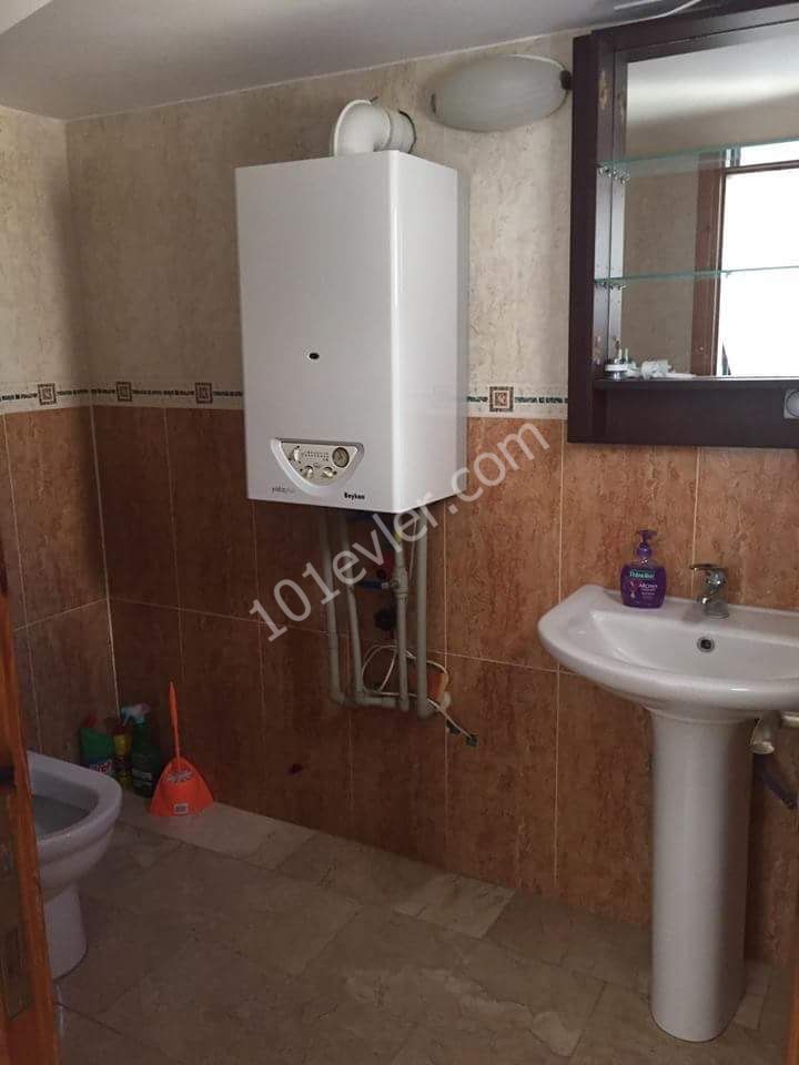 Denize ve anayola yürüyüş mesafesinde merkezi ısıtma sistemli 3+1 villa