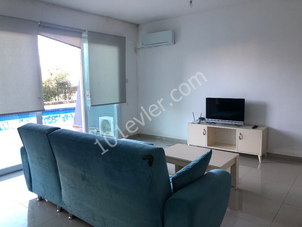 Alsancakta ana yola yürüyüş mesafesinde ortak havuzlu  sitede 1+1 eşyalı daire 