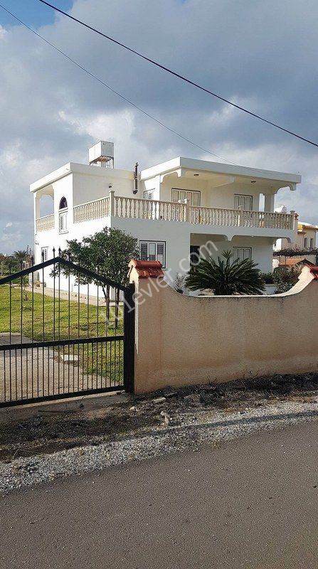 Karşıyaka'da satılık denize yürüyüş mesafesinde muhteşem dağ ve deniz manzaralı bahçeli villa