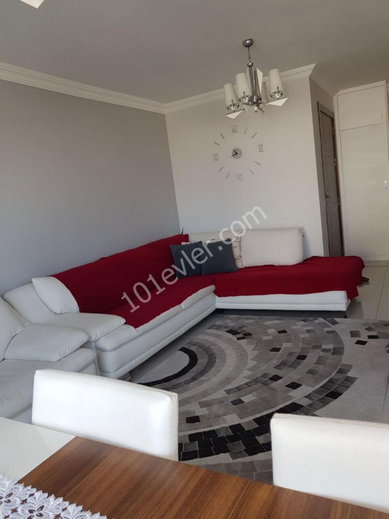 Girne merkezi lokasyonda  ana yola ve çarşıya yürüyüş mesafesinde kiralık 2+1 daire