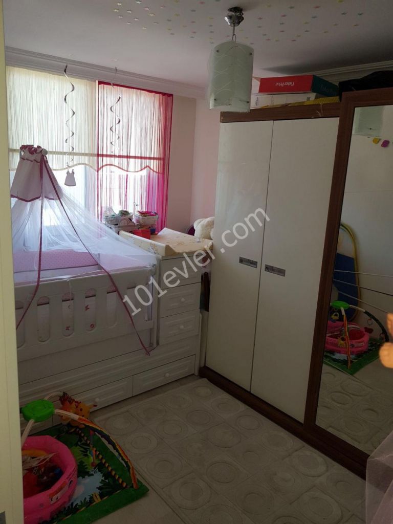 Girne merkezi lokasyonda  ana yola ve çarşıya yürüyüş mesafesinde kiralık 2+1 daire