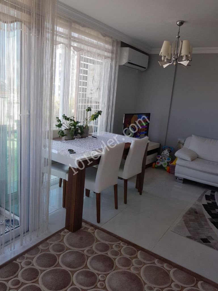 Girne merkezi lokasyonda  ana yola ve çarşıya yürüyüş mesafesinde kiralık 2+1 daire