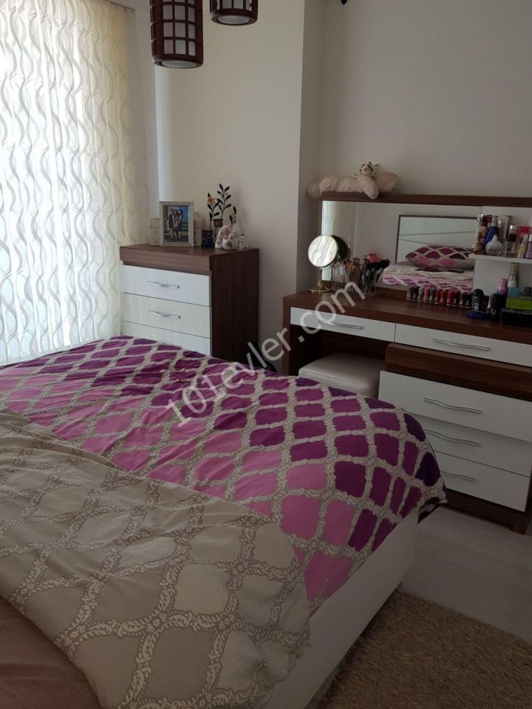 Girne merkezi lokasyonda  ana yola ve çarşıya yürüyüş mesafesinde kiralık 2+1 daire