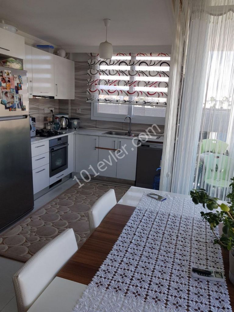 Girne merkezi lokasyonda  ana yola ve çarşıya yürüyüş mesafesinde kiralık 2+1 daire