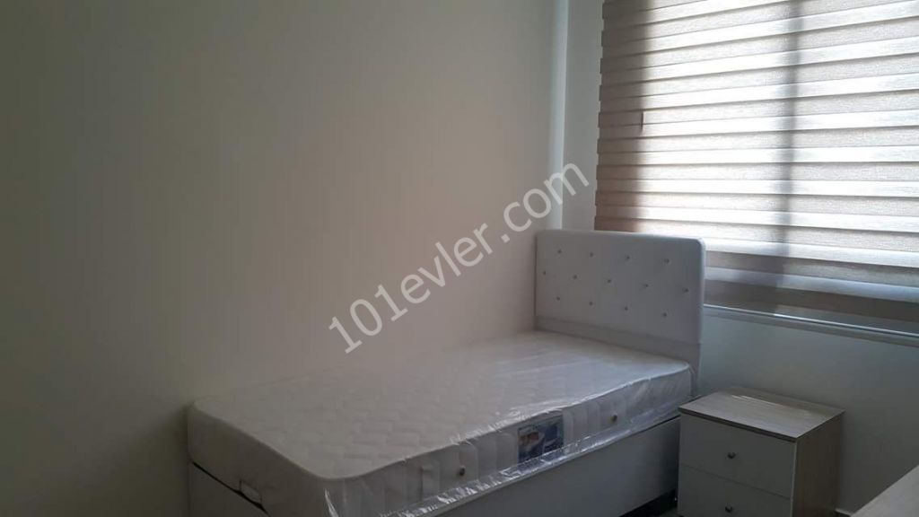 Girne merkezi lokasyonda  ana yola ve çarşıya yürüyüş mesafesinde kiralık 2+1 daire