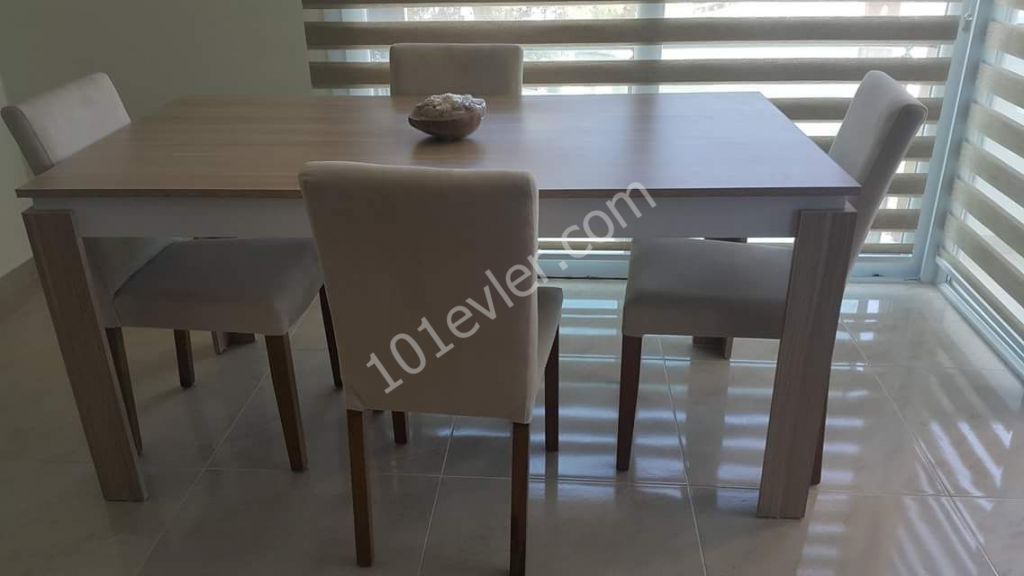 Girne merkezi lokasyonda  ana yola ve çarşıya yürüyüş mesafesinde kiralık 2+1 daire