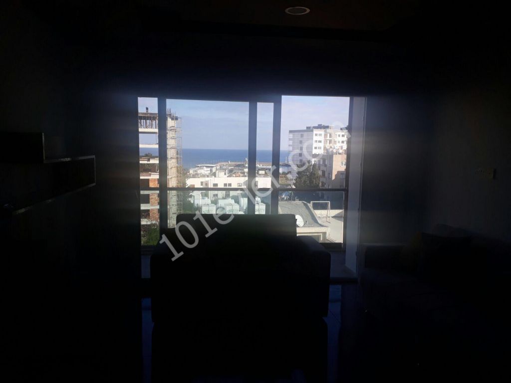 Girne merkezi lokasyonda ana yola ve çarşıya yürüyüş mesafesinde yeni bina,yeni eşyalı kiralık  2+1 daire.