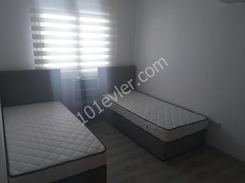 Girne merkezi lokasyonda ana yola ve çarşıya yürüyüş mesafesinde yeni bina,yeni eşyalı kiralık  2+1 daire.