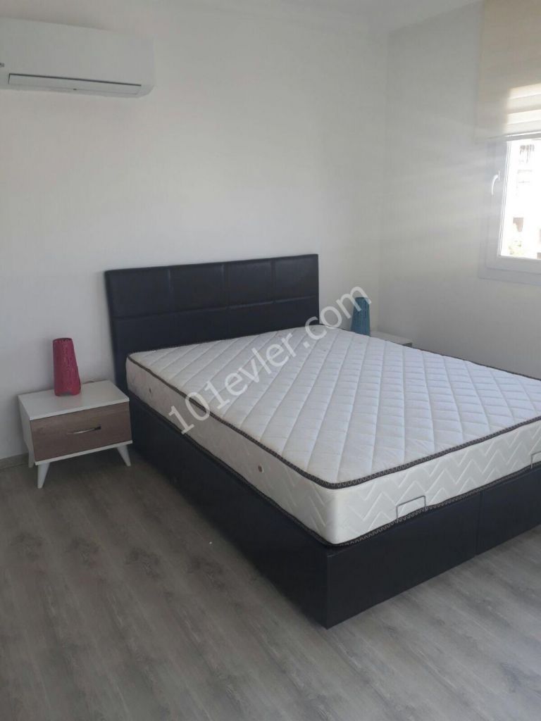 Girne merkezi lokasyonda ana yola ve çarşıya yürüyüş mesafesinde yeni bina,yeni eşyalı kiralık  2+1 daire.