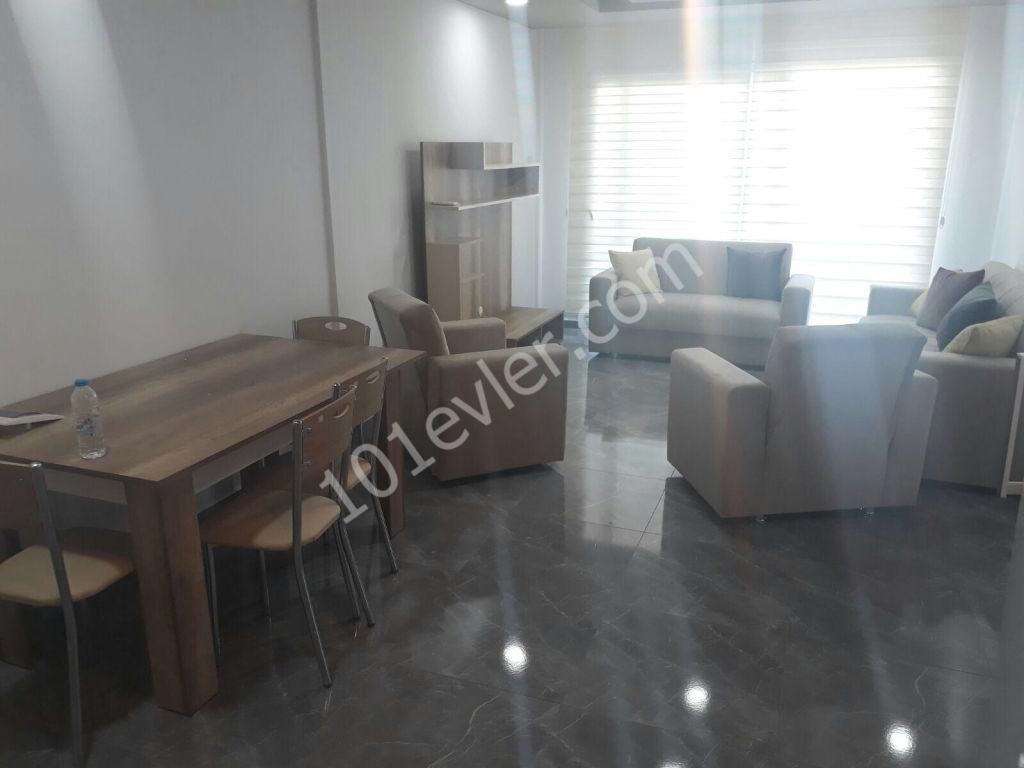 Girne merkezi lokasyonda ana yola ve çarşıya yürüyüş mesafesinde yeni bina,yeni eşyalı kiralık  2+1 daire.