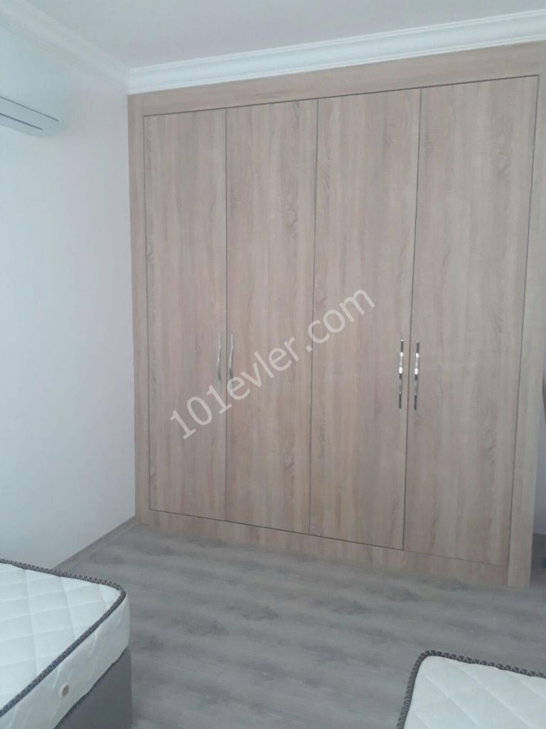 Girne merkezi lokasyonda ana yola ve çarşıya yürüyüş mesafesinde yeni bina,yeni eşyalı kiralık  2+1 daire.