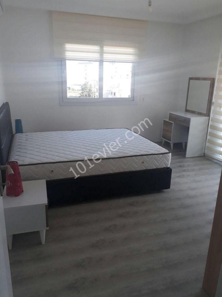 Girne merkezi lokasyonda ana yola ve çarşıya yürüyüş mesafesinde yeni bina,yeni eşyalı kiralık  2+1 daire.