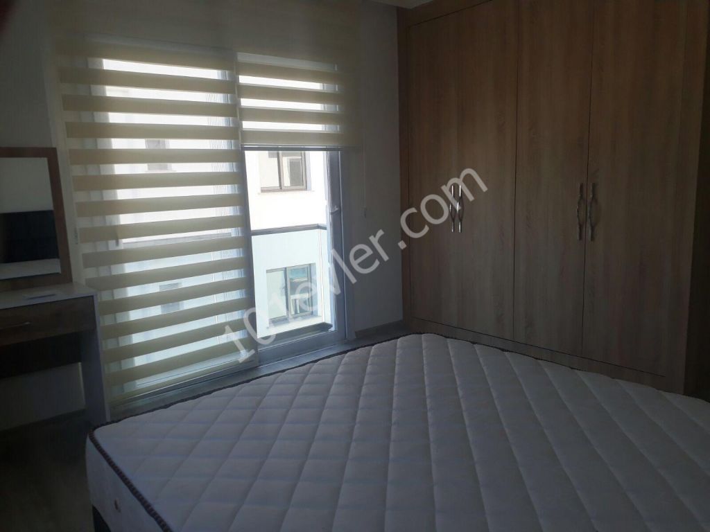 Girne merkezi lokasyonda ana yola ve çarşıya yürüyüş mesafesinde yeni bina,yeni eşyalı kiralık  2+1 daire.