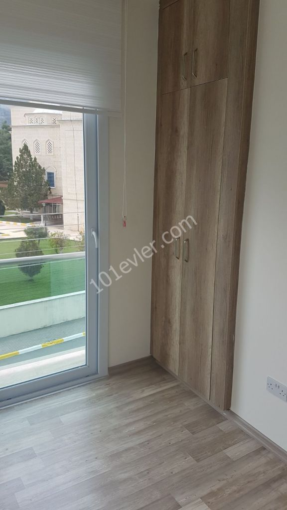 Girne merkezi lokasyonda  yeni eşyalı  geniş teraslı  satılık 2+1 daire