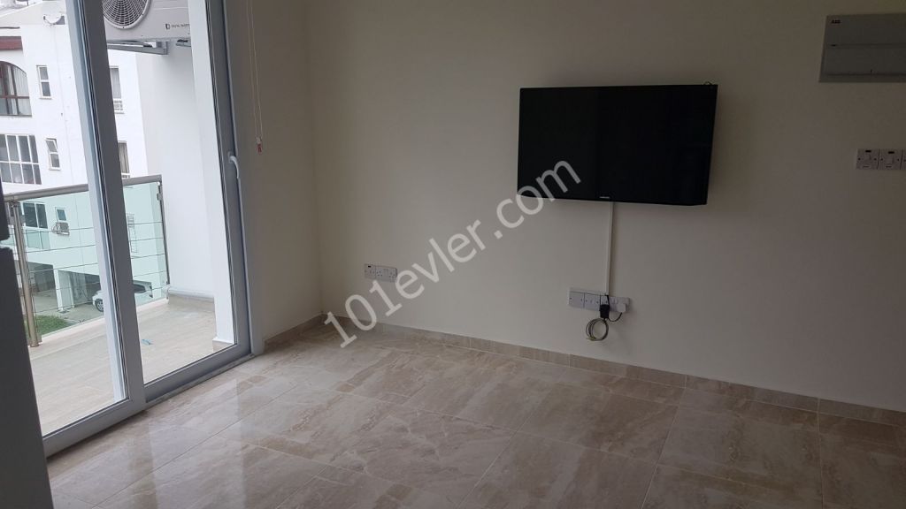 Girne merkezi lokasyonda  yeni eşyalı  geniş teraslı  satılık 2+1 daire