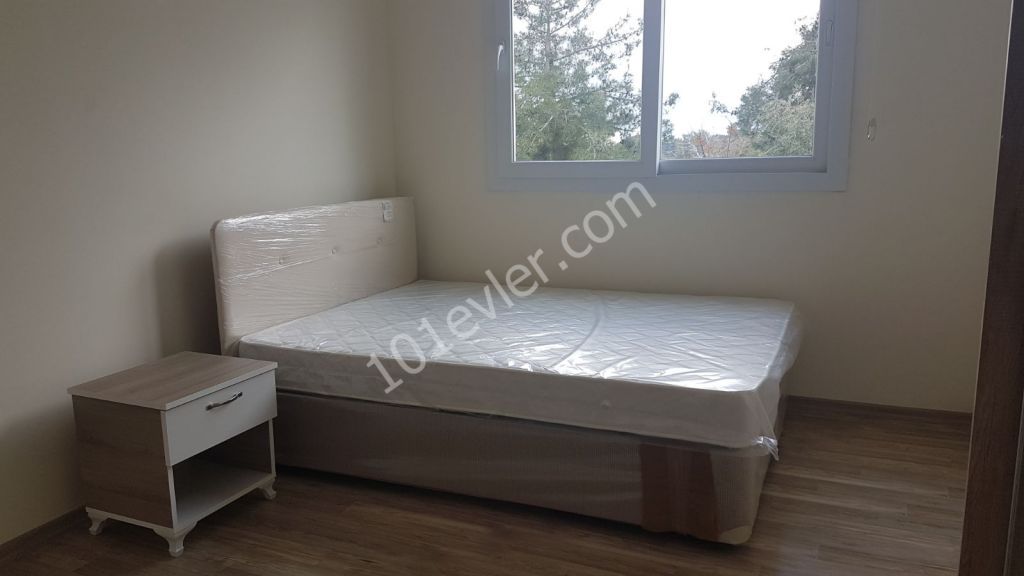 Girne merkezi lokasyonda yeni eşyalı geniş teraslı kiralık 2+1 daire