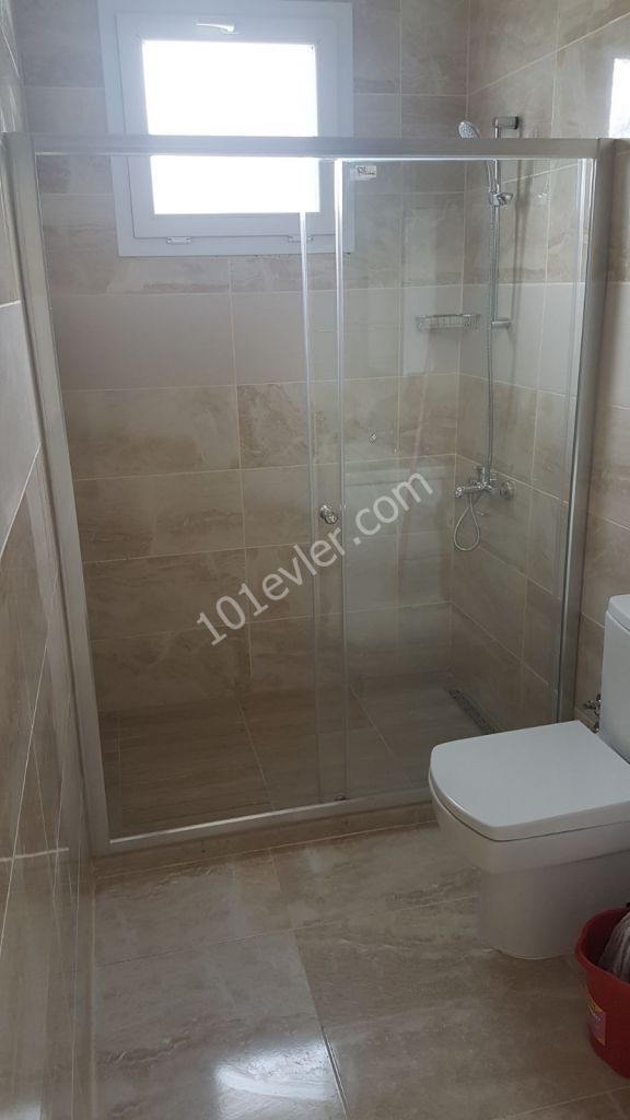 Girne merkezi lokasyonda yeni eşyalı geniş teraslı kiralık 2+1 daire