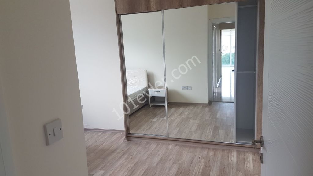 Girne merkezi lokasyonda yeni eşyalı geniş teraslı kiralık 2+1 daire