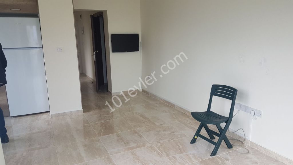 Girne merkezi lokasyonda yeni eşyalı geniş teraslı kiralık 2+1 daire