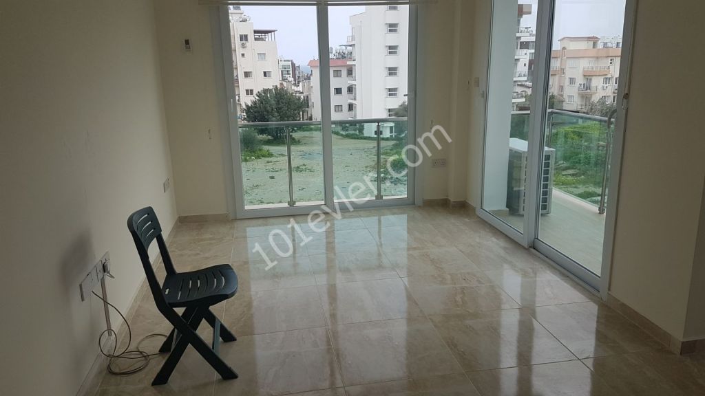 Girne merkezi lokasyonda yeni eşyalı geniş teraslı kiralık 2+1 daire