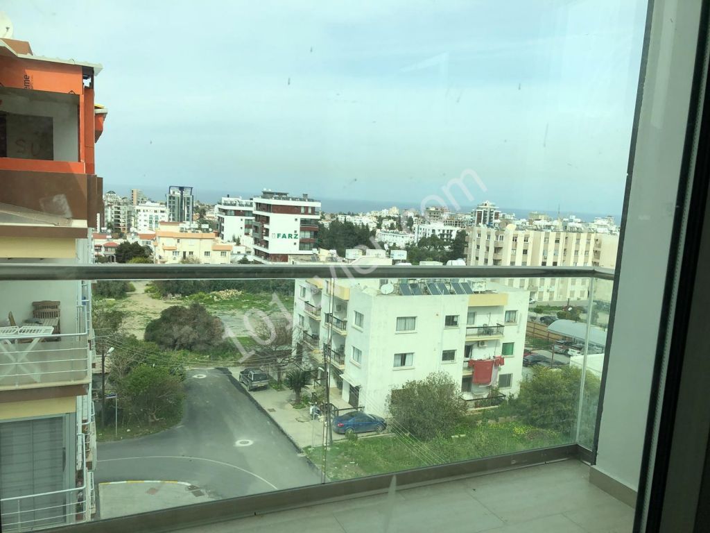 Girne'de merkezi lokasyonda  ana yola ve çarşıya yürüyüş mesafesinde dag ve deniz manzaralı satılık 3+1 dublex Türk koçanlı daire.