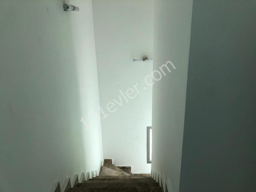 Girne'de merkezi lokasyonda  ana yola ve çarşıya yürüyüş mesafesinde dag manzaralı satılık 3+1 Türk koçanlı penthouse