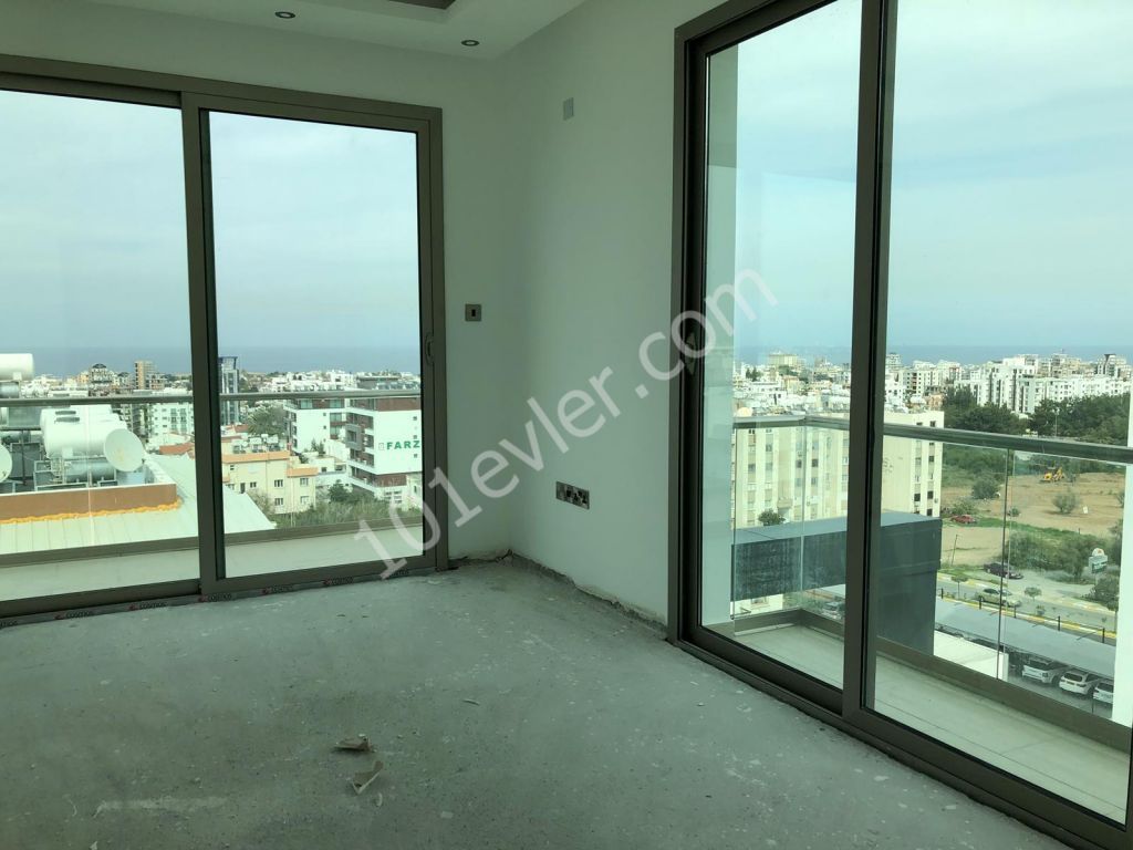 Girne'de merkezi lokasyonda  ana yola ve çarşıya yürüyüş mesafesinde dag manzaralı satılık 3+1 Türk koçanlı penthouse