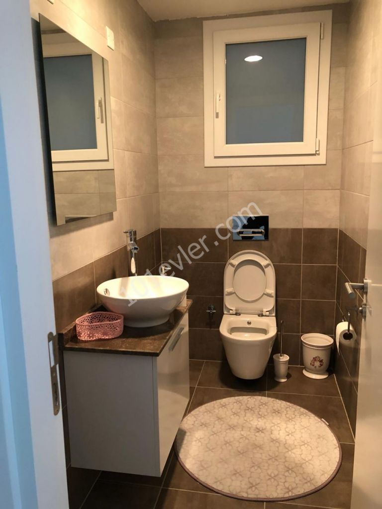 girne merkezde Özyalcın 360 sitesinde geniş teraslı deniz manzaralı satılık 3+1 penthouse