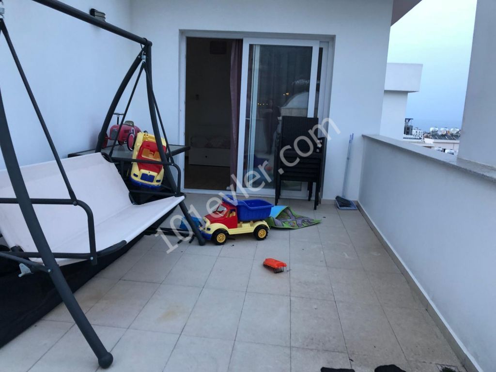 girne merkezde Özyalcın 360 sitesinde geniş teraslı deniz manzaralı satılık 3+1 penthouse