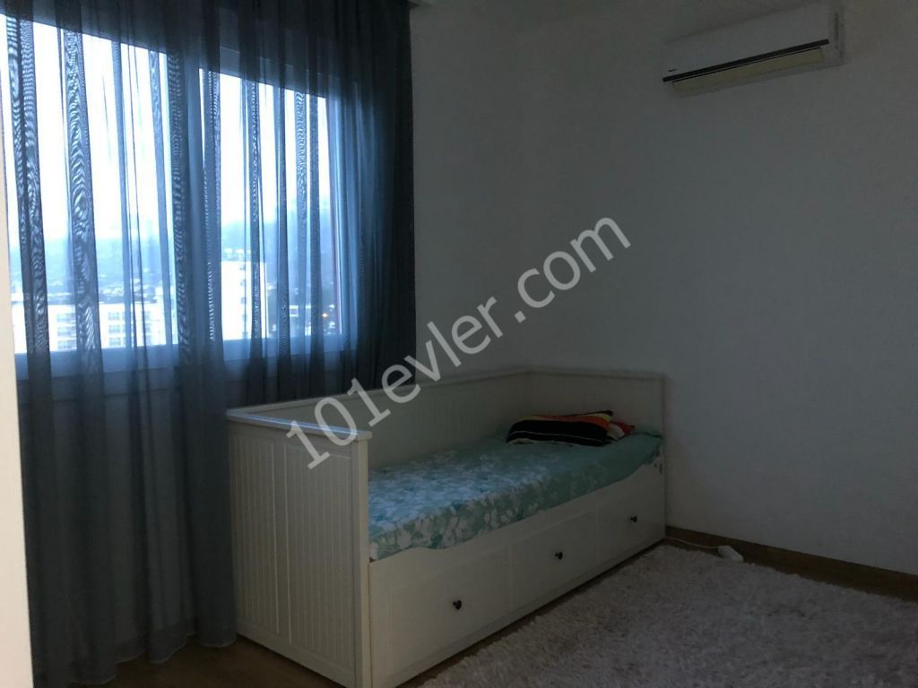 girne merkezde Özyalcın 360 sitesinde geniş teraslı deniz manzaralı satılık 3+1 penthouse