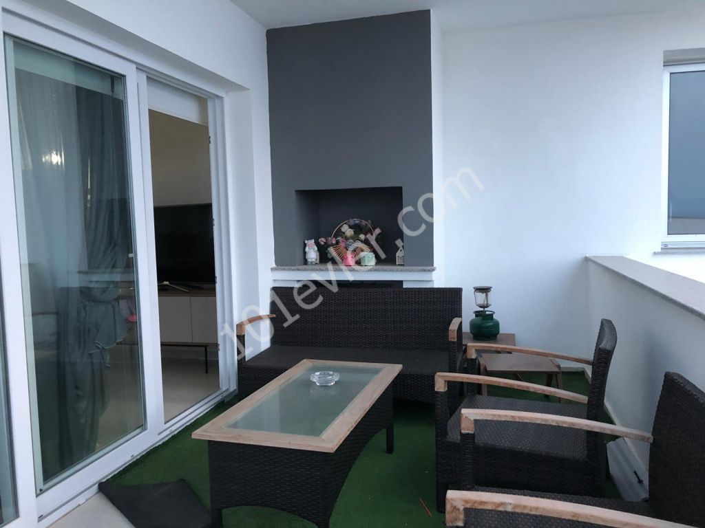 girne merkezde Özyalcın 360 sitesinde geniş teraslı deniz manzaralı satılık 3+1 penthouse