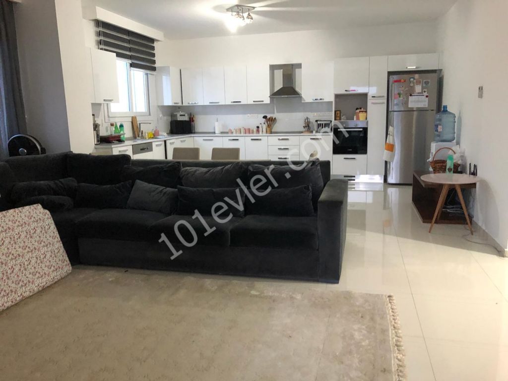 girne merkezde Özyalcın 360 sitesinde geniş teraslı deniz manzaralı satılık 3+1 penthouse