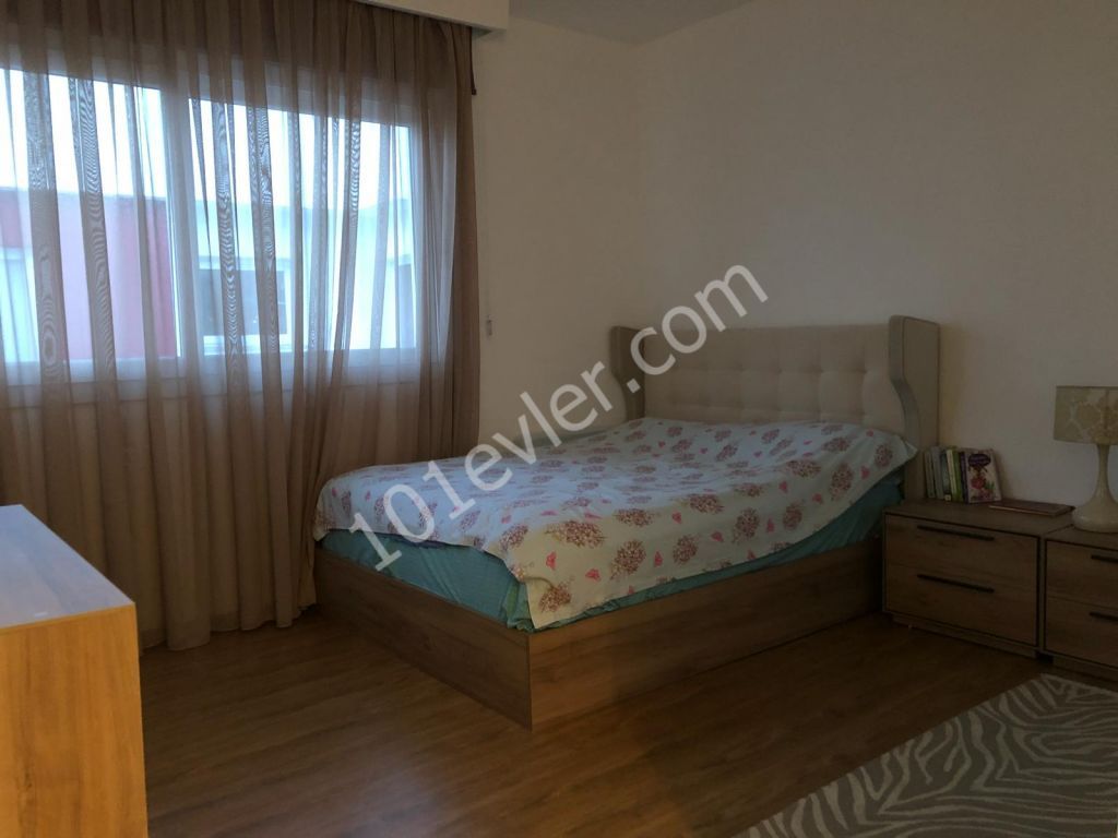 girne merkezde Özyalcın 360 sitesinde geniş teraslı deniz manzaralı satılık 3+1 penthouse