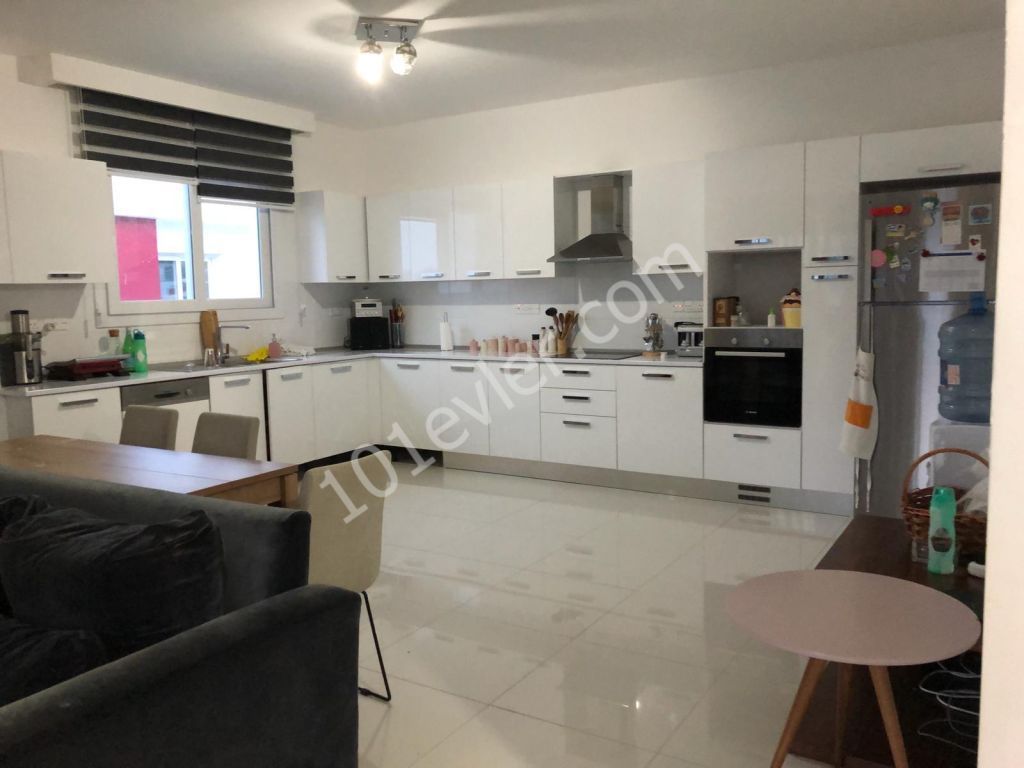 girne merkezde Özyalcın 360 sitesinde geniş teraslı deniz manzaralı satılık 3+1 penthouse