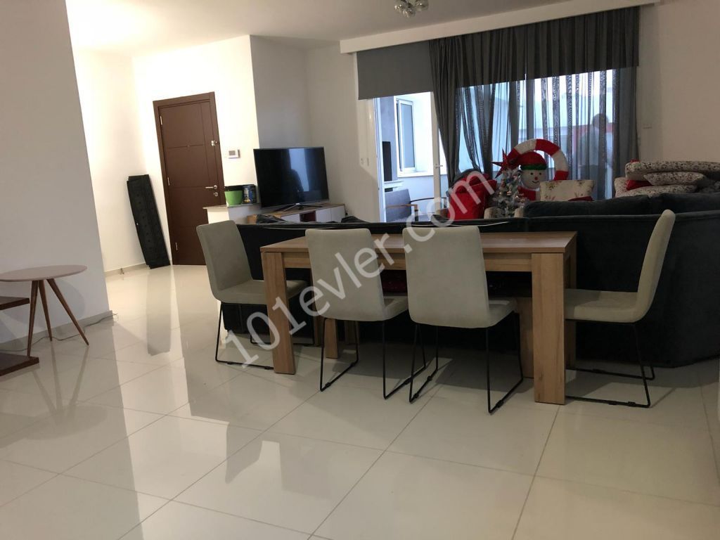 girne merkezde Özyalcın 360 sitesinde geniş teraslı deniz manzaralı satılık 3+1 penthouse