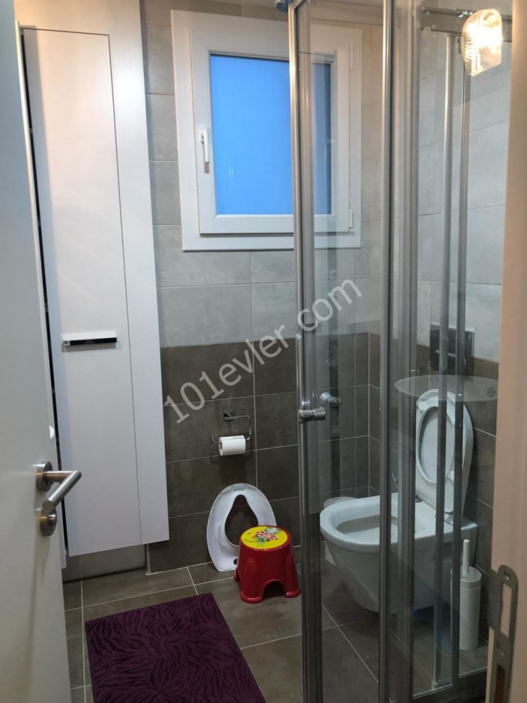 girne merkezde Özyalcın 360 sitesinde geniş teraslı deniz manzaralı satılık 3+1 penthouse