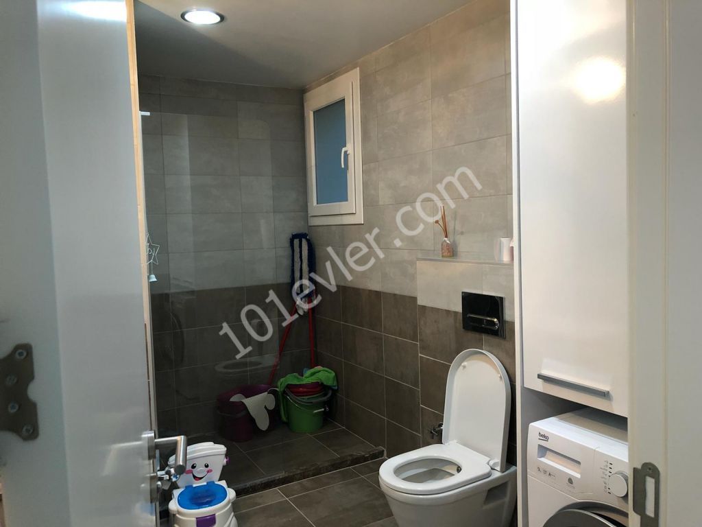 girne merkezde Özyalcın 360 sitesinde geniş teraslı deniz manzaralı satılık 3+1 penthouse